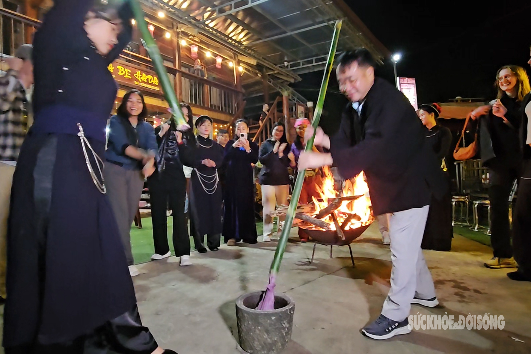 Du khách quốc tế vào bản người Tày học làm bánh dày