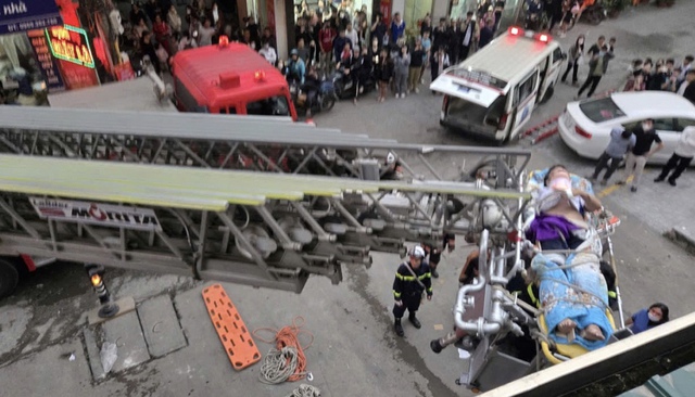 hinh-anh-9-12-25-luc-1954-1765284900659257431320 Rơi từ tầng cao chung cư xuống mái tôn, cháu bé thoát chết 'kỳ diệu' - Ảnh 1.