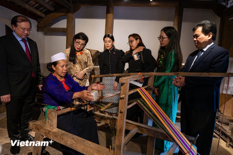 Hai Phu nhân Thủ tướng Việt Nam và Singapore thăm Bảo tàng Dân tộc học Việt Nam