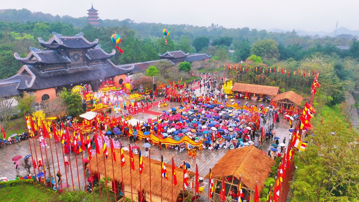 Từ góc nhìn trên cao, Chùa Bái Đính hiện lên như một bức tranh xuân viên mãn.