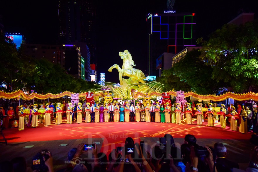 Mãn nhãn đêm khai mạc Đường hoa Bính Ngọ: Linh vật hòa quyện cùng nghìn hoa khoe sắc - 4