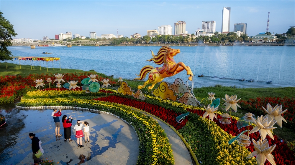 Hình tượng “Mã Thượng Chi Đệ” tại khu vực đình Thương Bạc. Hình tượng ngựa được tạo hình trong tư thế “phi thiên”, lấy cảm hứng từ Thánh Gióng cưỡi ngựa bay lên trời, biểu trưng cho khí phách hiên ngang và khát vọng bứt phá. Phần bờm và đuôi được cách điệu mềm mại, bay lượn theo hình tượng Long Mã - linh vật gắn với văn hóa Huế, gợi trí tuệ, đức hạnh và sự thăng hoa.